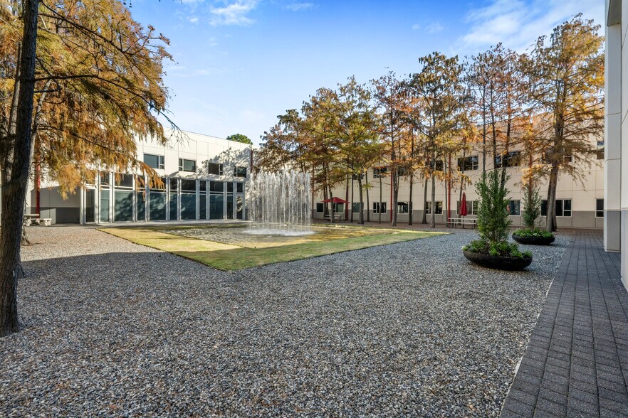More Photos Of 15635 Jacintoport Blvd, Houston Office For Lease