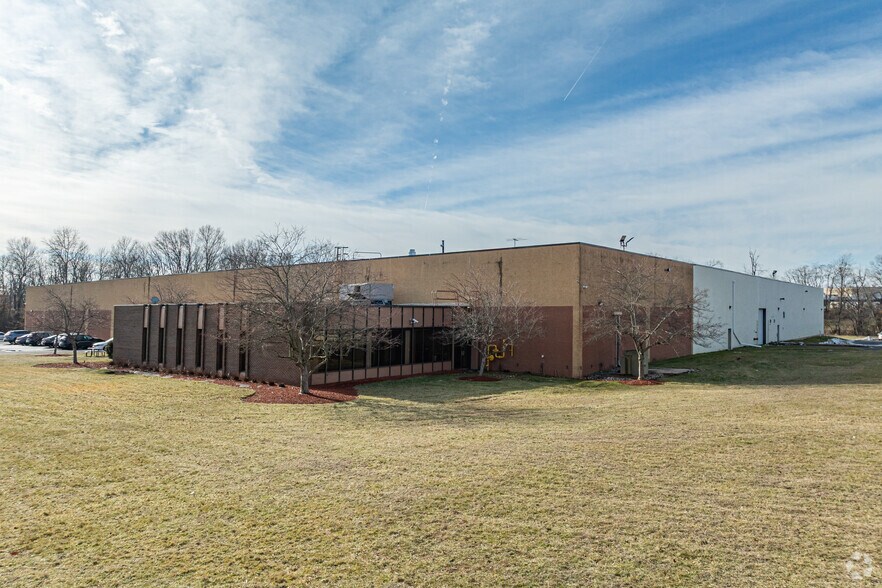 More Photos Of 101 Cottontail Ln, Somerset Warehouse For Lease