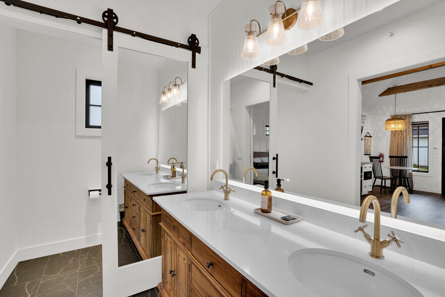 More Photos Of 560 E Main Ave, Sisters Hotel For Sale