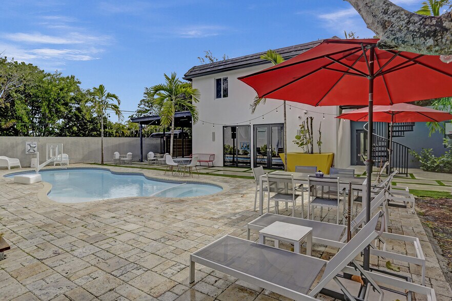 More Photos Of 430 Ne 121st St, Biscayne Park Movie Radio TVStudio For Sale