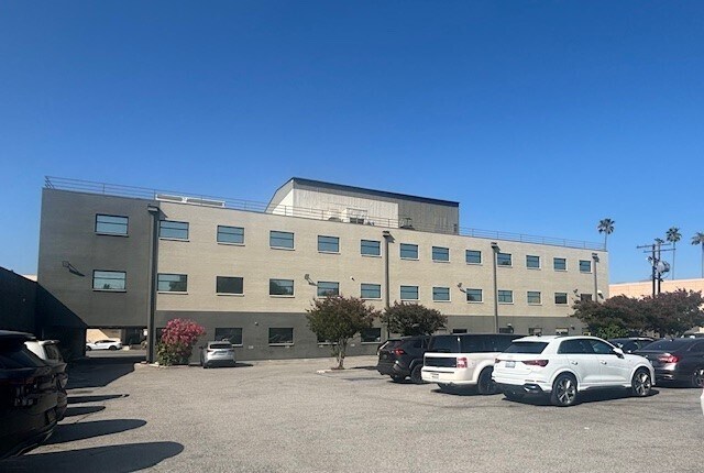 More Photos Of 18740 Ventura Blvd, Tarzana Medical For Lease