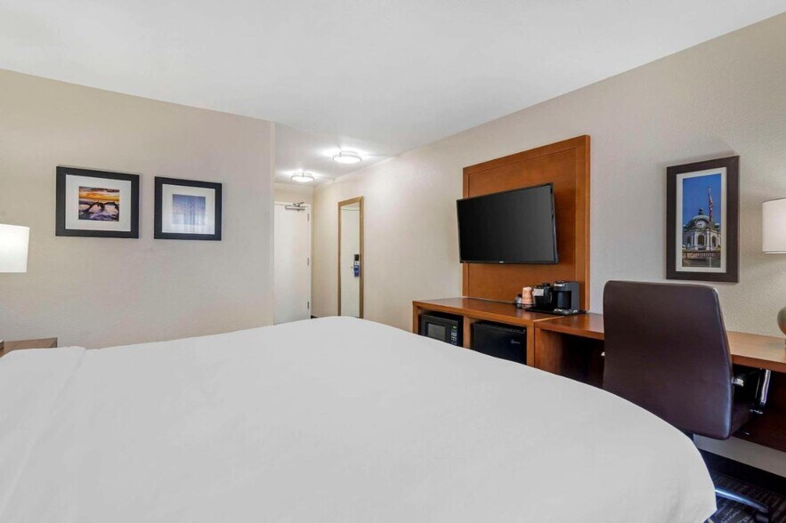 More Photos Of 15 Wammock Ct, Brunswick Hotel For Sale