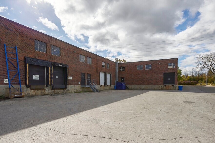 More Photos Of 8459-8497 Ch Dalton, Mont-Royal Flex For Lease