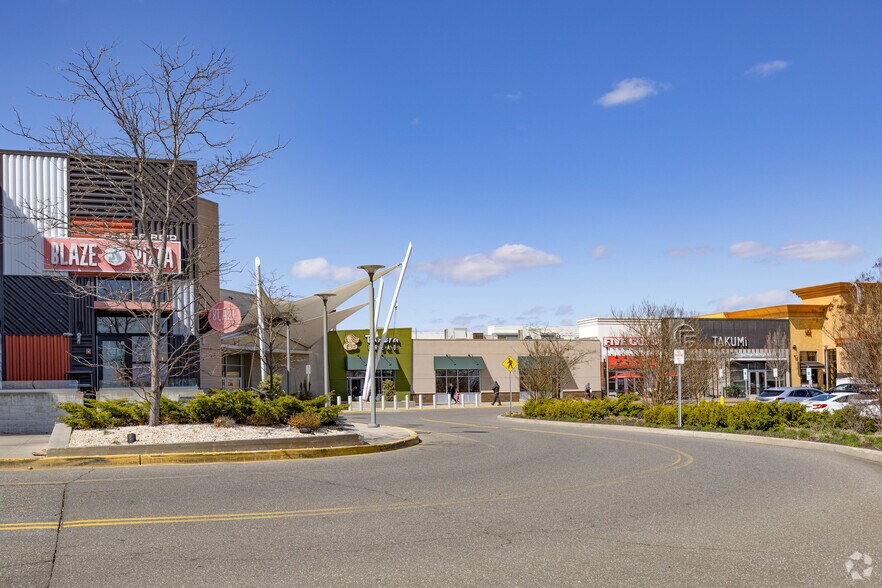 More Photos Of 1701 Sunrise Hwy, Bay Shore General Retail For Lease