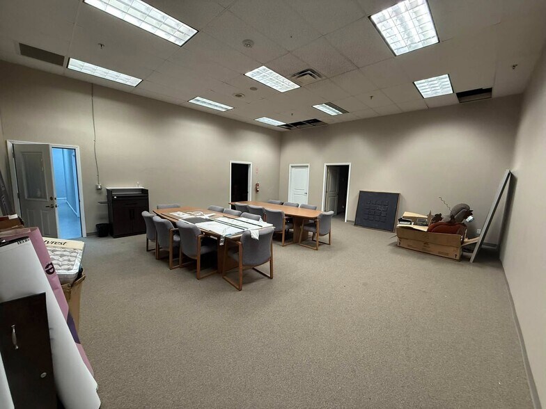More Photos Of 1000 S Main St, Roswell Freestanding For Sale