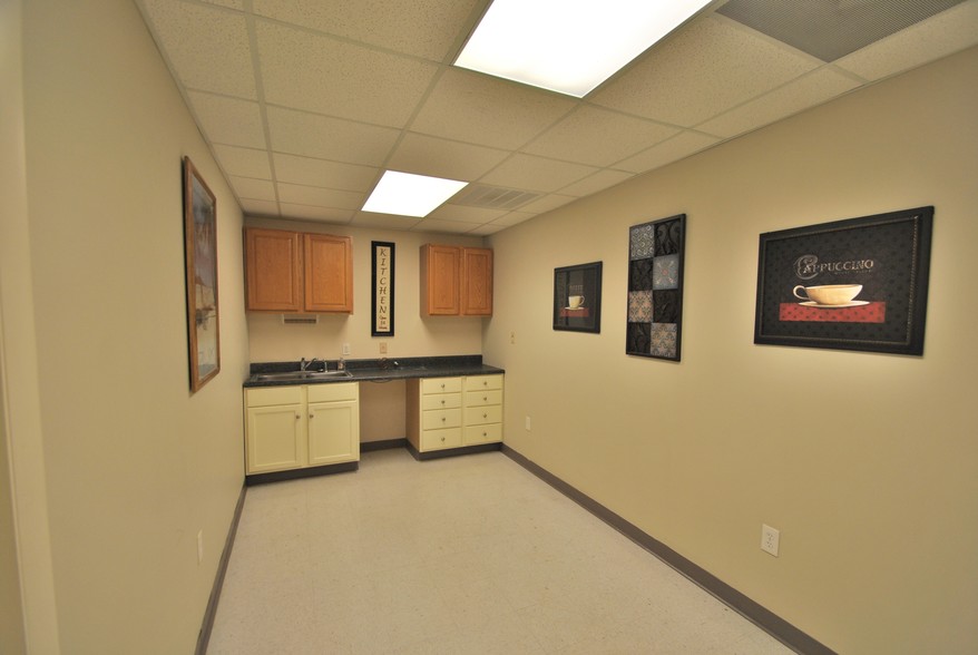 More Photos Of 1700 West Ave, Crossville Office For Lease