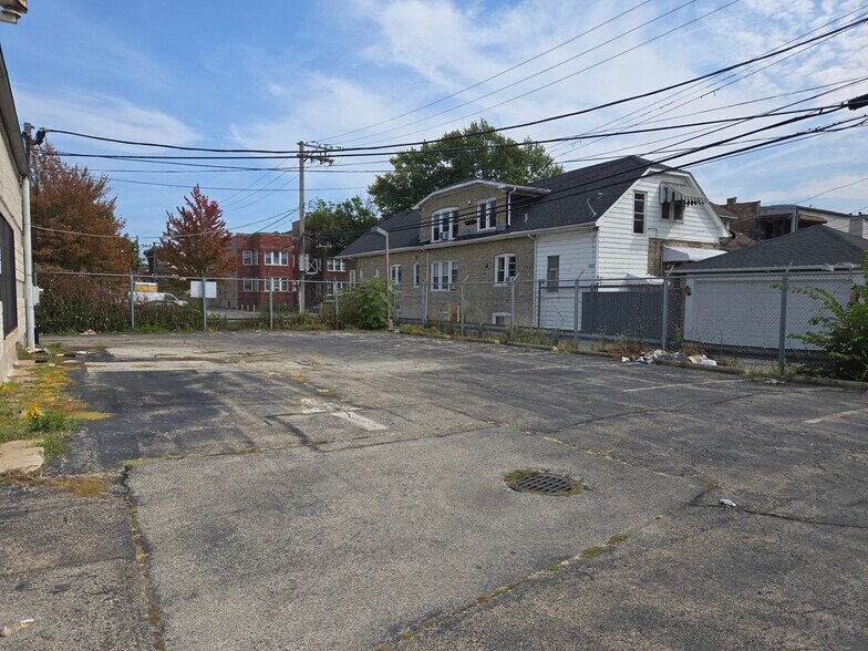 More Photos Of 3711 W Lawrence Ave, Chicago Office Residential For Lease