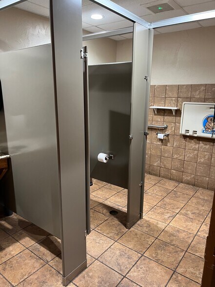 More Photos Of 10811 NE 23rd St, Spencer Restaurant For Lease