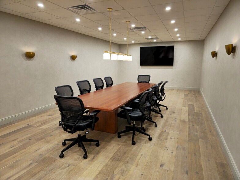 More Photos Of 98 Cuttermill Rd, Great Neck Office For Lease