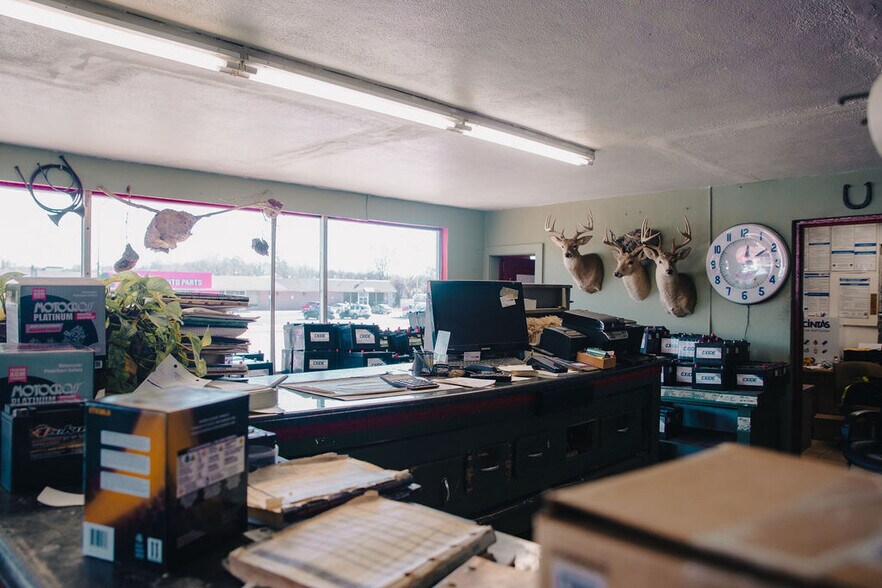 More Photos Of 601 S School Ave, Fayetteville Auto Repair For Sale