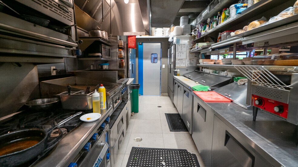 More Photos Of 201-205 NE 31st St, Oakland Park Restaurant For Lease