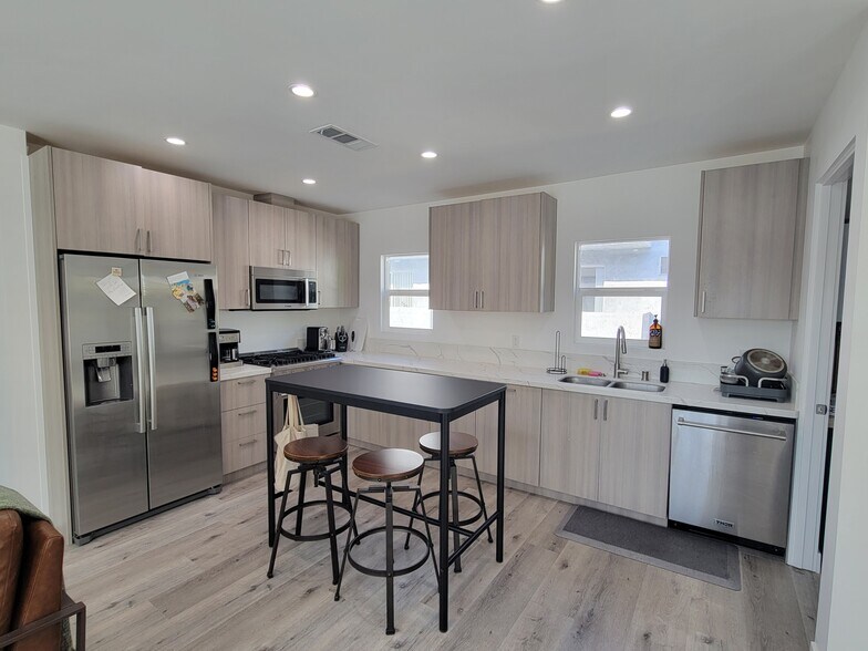 More Photos Of 11565 Iowa Ave, Los Angeles Apartments For Sale