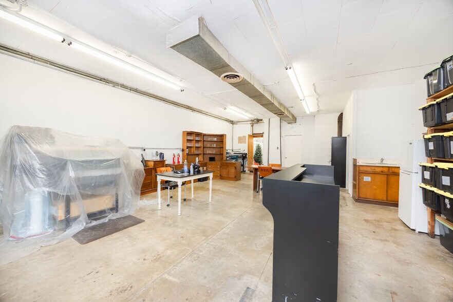 More Photos Of 1118 18th St, Hondo Storefront For Sale