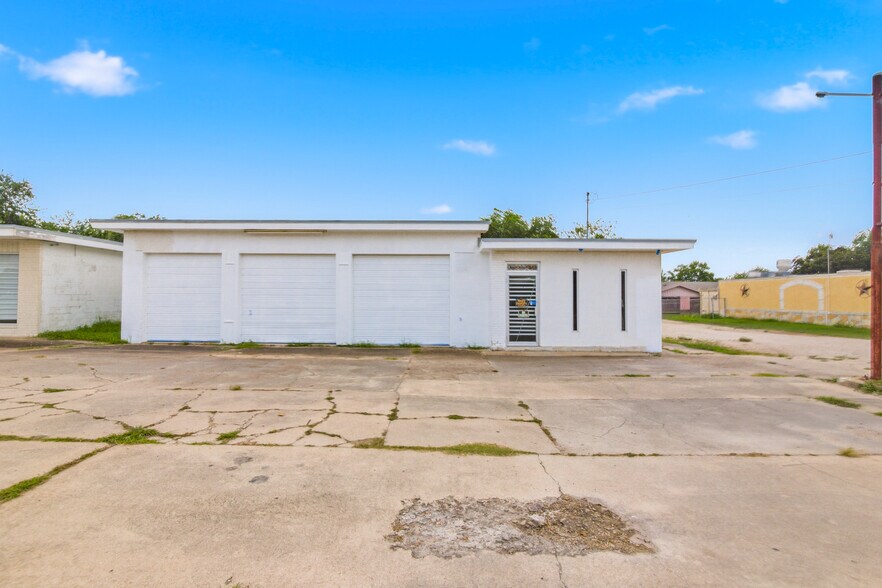 More Photos Of 4107 Port Lavaca Dr, Victoria Showroom For Sale