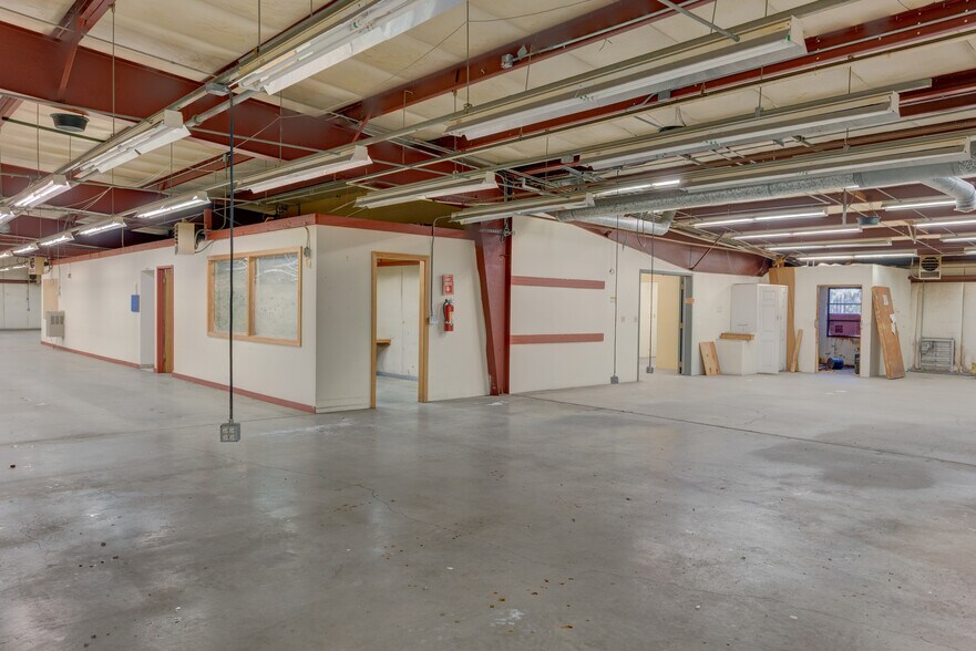 More Photos Of 970 NE 21st Ct, Oak Harbor Manufacturing For Lease
