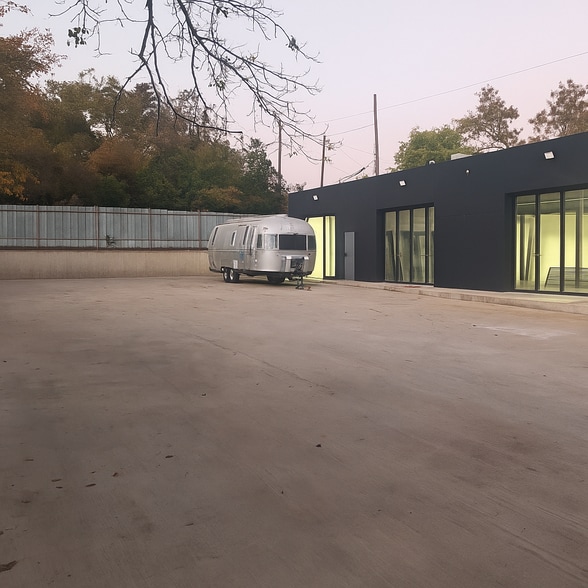 More Photos Of 2111 W Clarendon St, Dallas Light Manufacturing For Lease
