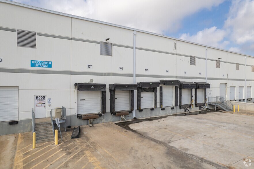 More Photos Of 9851 Fallbrook Pines Dr, Houston Industrial For Sale