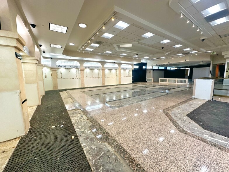 More Photos Of 12640 Riverside Dr, Valley Village Storefront Retail Office For Sale