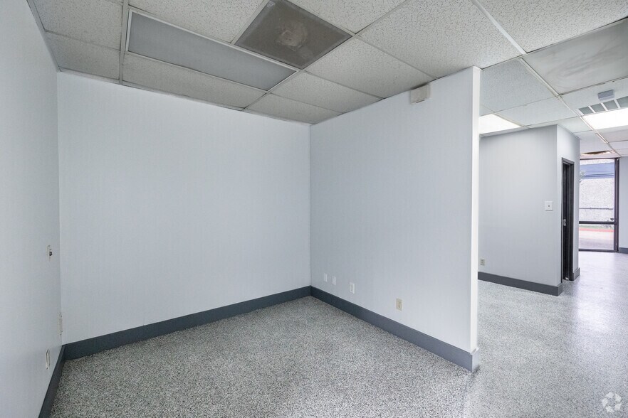 More Photos Of 1110 W Harris Rd, Arlington Warehouse For Lease