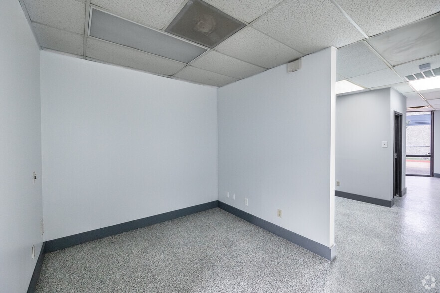 More Photos Of 1110 W Harris Rd, Arlington Warehouse For Lease