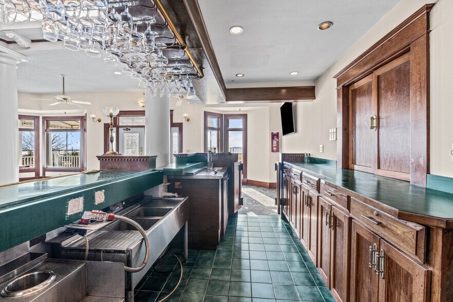 More Photos Of 738 E Main St, Belhaven Hotel For Sale