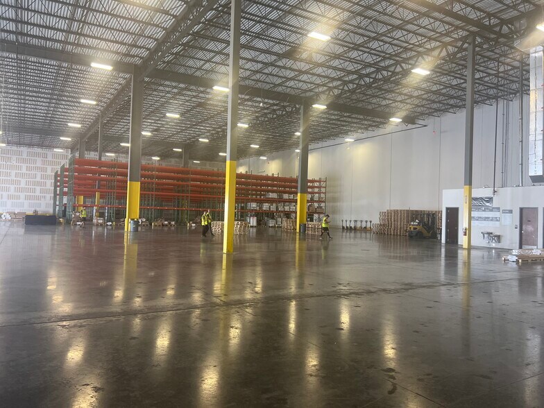 More Photos Of 11240 NW 122nd St, Medley Distribution For Lease