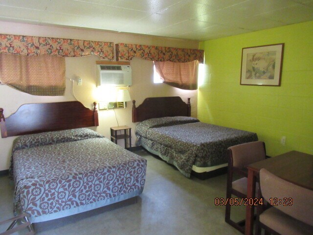 More Photos Of 424 Highway 65 Bus, Clinton Hotel For Sale