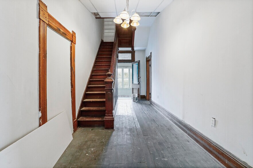 More Photos Of 102-104 N Main St, Edinburg Storefront Retail Residential For Sale