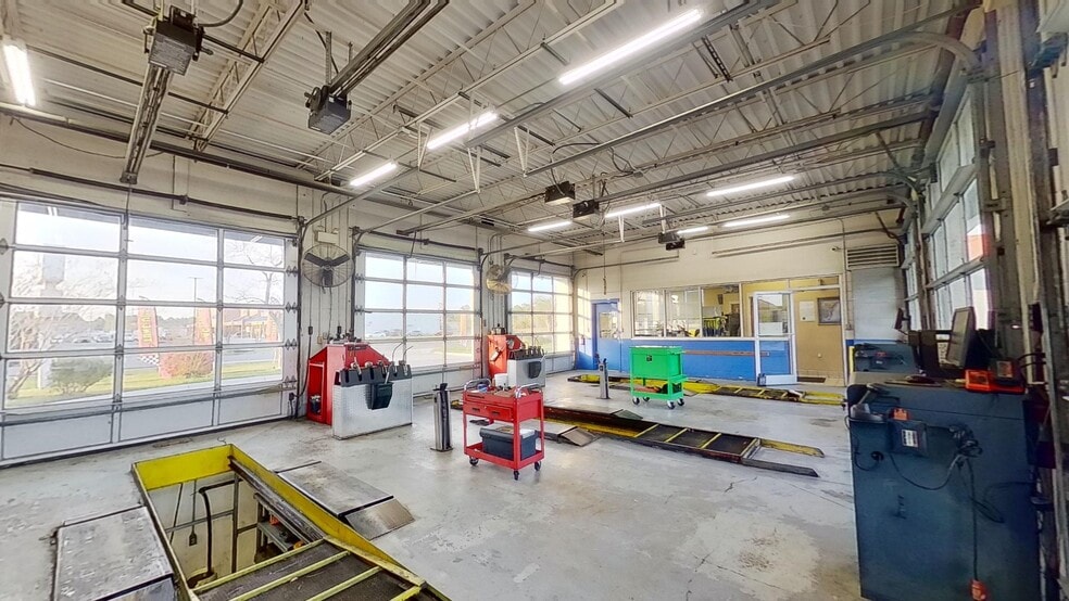 More Photos Of 2708 Trademark Dr, Wilmington Auto Repair For Sale