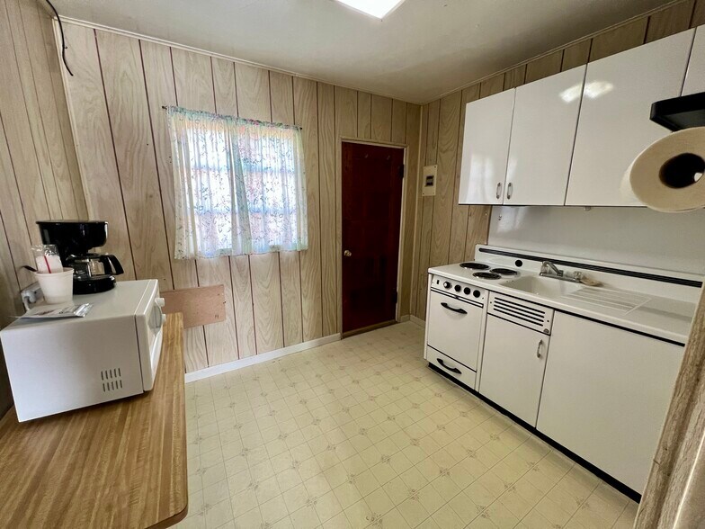 More Photos Of 408 Park St, Thermopolis Hotel For Sale