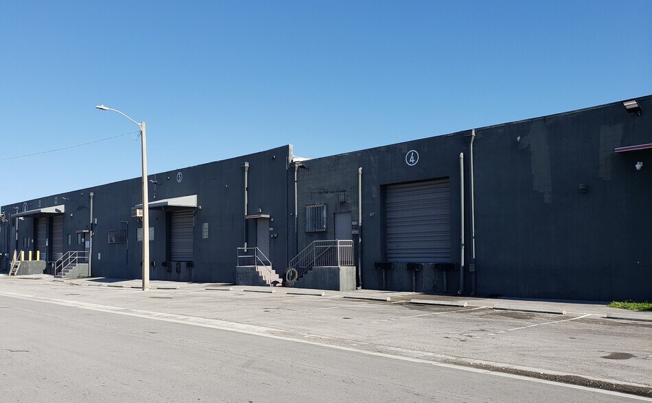 More Photos Of 2901-2915 NW 34th St, Miami Showroom For Lease