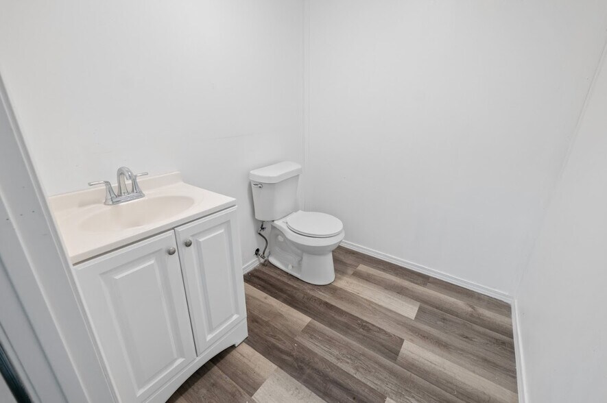 More Photos Of 4828 W Jackson St, Pensacola General Retail For Sale