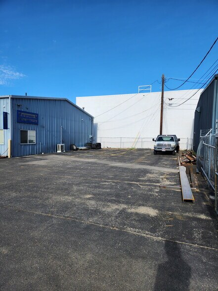 More Photos Of 514 E 46th St, Garden City Warehouse For Lease