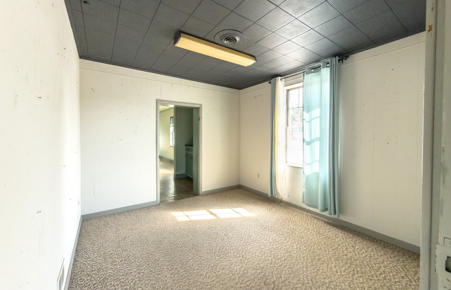 More Photos Of 6704 Williamson Rd, Hollins Storefront For Sale