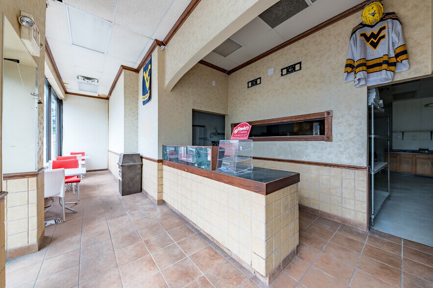 More Photos Of 1370 University Ave, Morgantown Storefront Retail Office For Lease