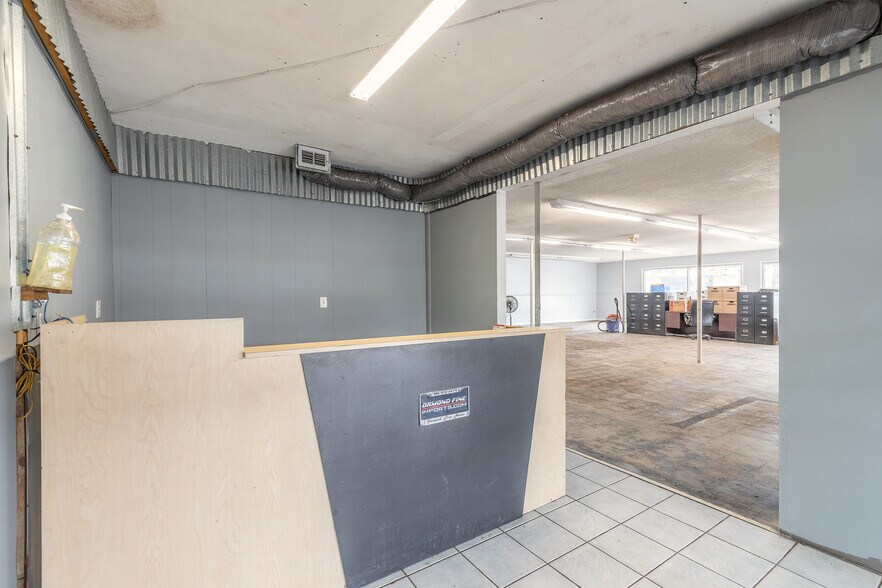 More Photos Of 82 N Yonge St, Ormond Beach General Retail For Sale