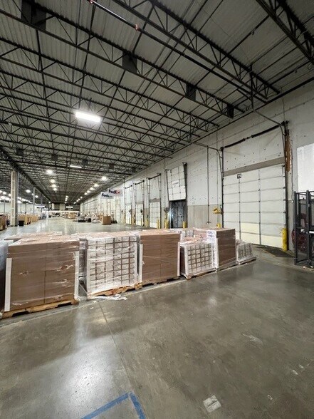 More Photos Of 7765 National Tpke, Louisville Warehouse For Lease