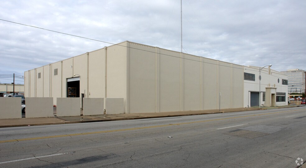 More Photos Of 1201 Austin Ave, Waco Warehouse For Lease