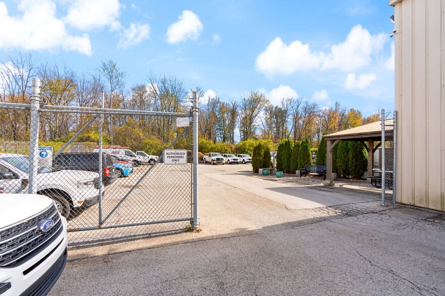 More Photos Of 3312 Gilmore Industrial Blvd, Louisville Warehouse For Lease