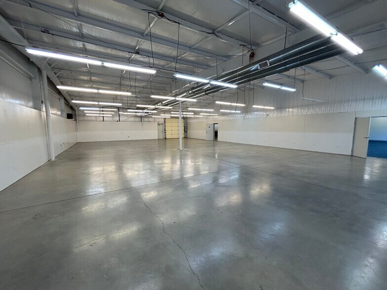 More Photos Of 913 Upward Rd, Flat Rock Warehouse For Lease