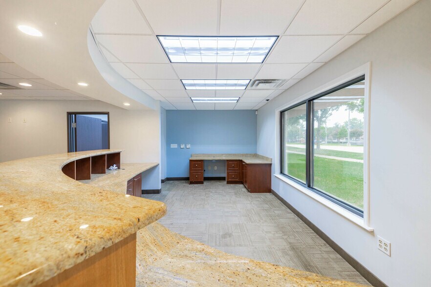 More Photos Of 25354 Evergreen Rd, Southfield Medical For Lease
