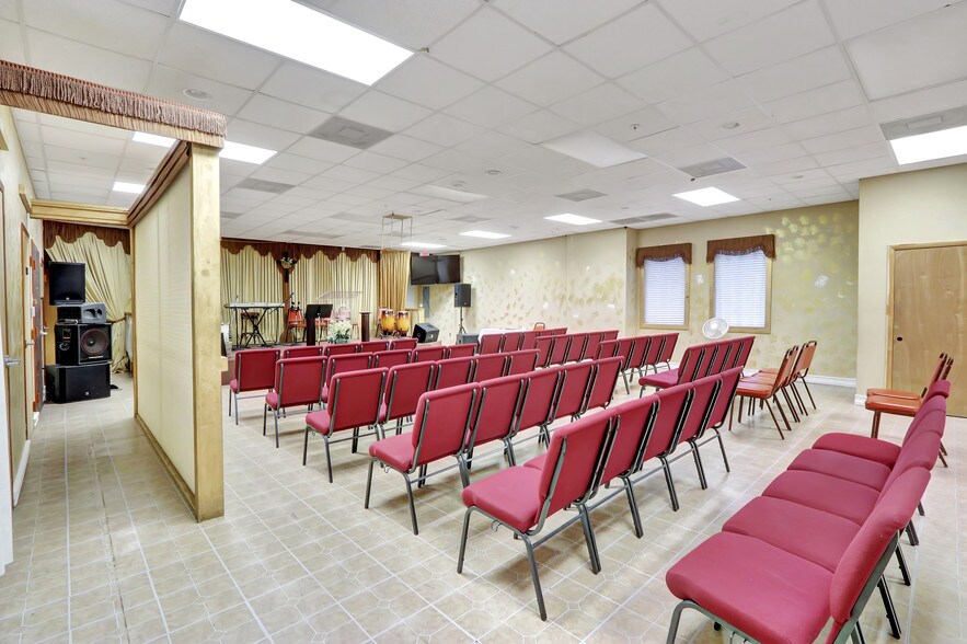 More Photos Of 4050 Westgate Ave, West Palm Beach Showroom For Lease