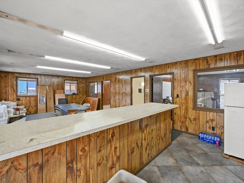 More Photos Of 1000 Century Cir, Dubuque Flex For Lease