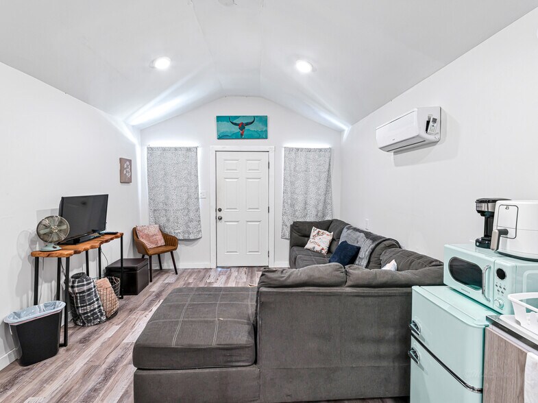 More Photos Of 11201 County Road 203, Plantersville Specialty For Sale