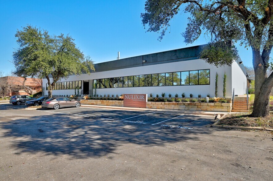 More Photos Of 8609 Cross Park Dr, Austin Office For Lease