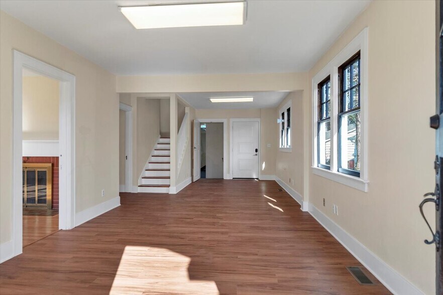 More Photos Of 1607 State St, Salem Office For Lease