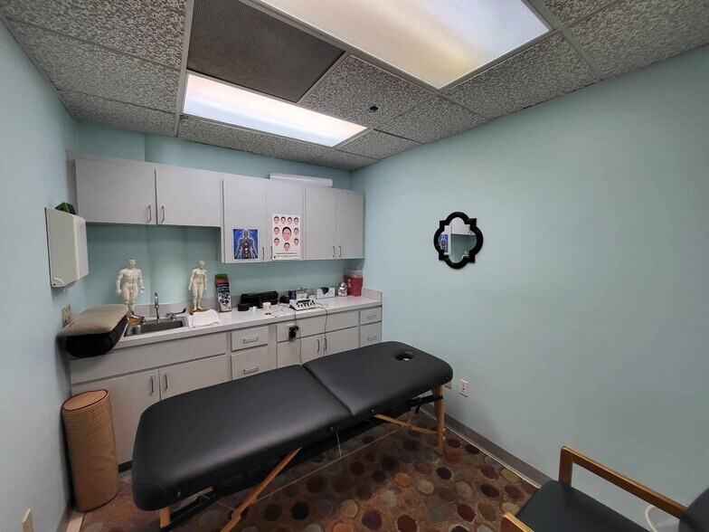 More Photos Of 700 2nd Ave N, Naples Medical For Lease