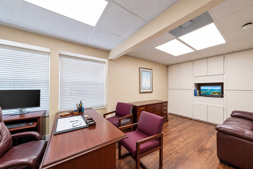 More Photos Of 1521-1525 Tamiami Trl S, Venice Office For Sale