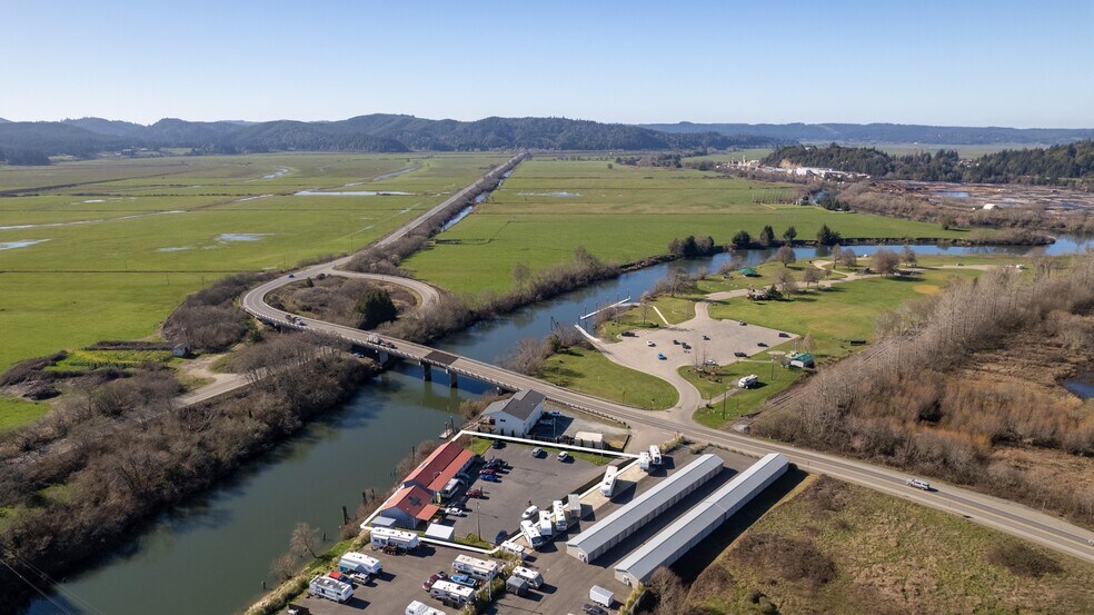 More Photos Of 751 Riverside Dr, Coquille Showroom For Sale