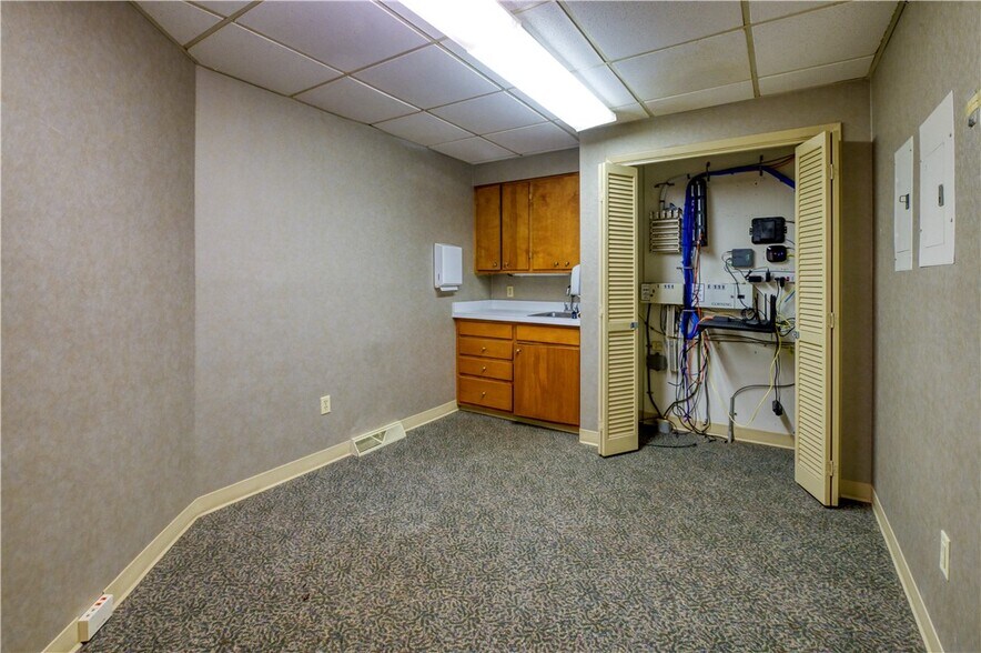 More Photos Of 111 W Pine Grove Rd, Fair Play Office For Sale